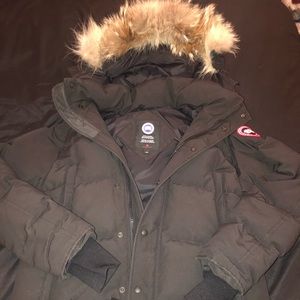 Slimfitting style, maximizes warmth,2 way zipper
